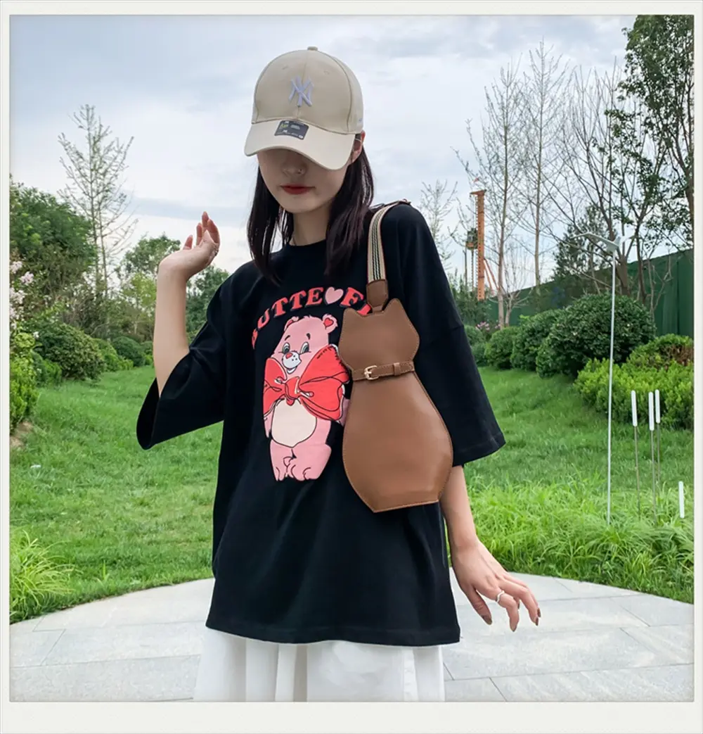 ブラウン猫型バッグのコーディネート