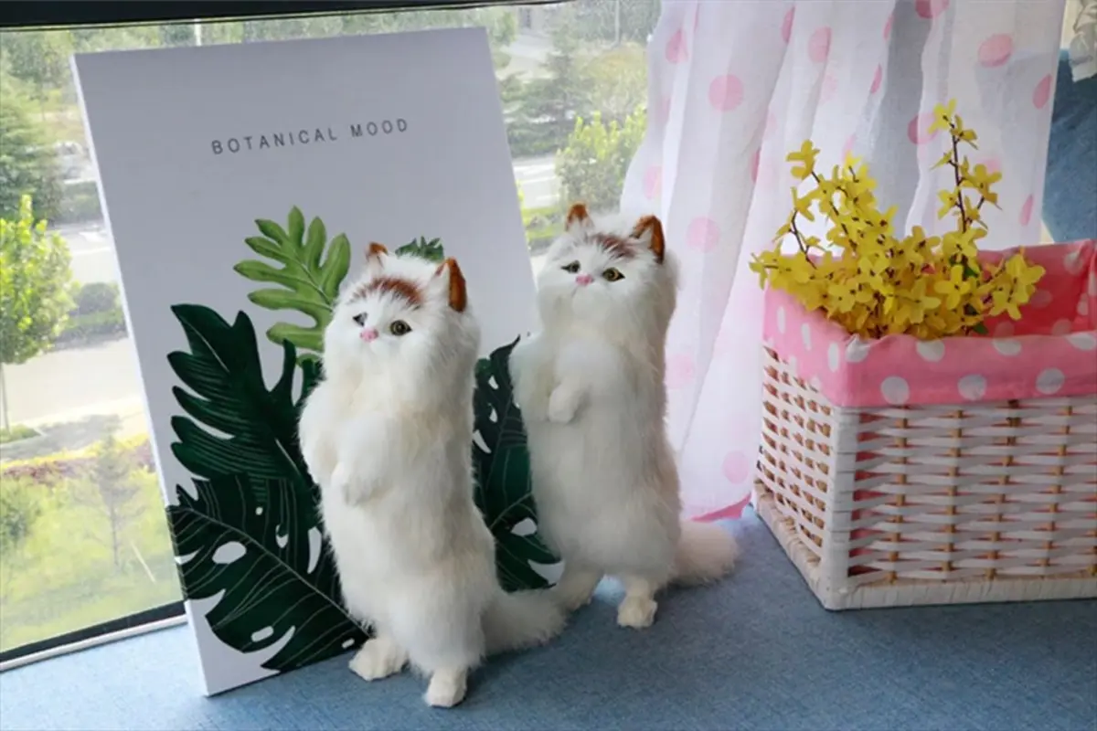 立つリアルな猫のぬいぐるみ