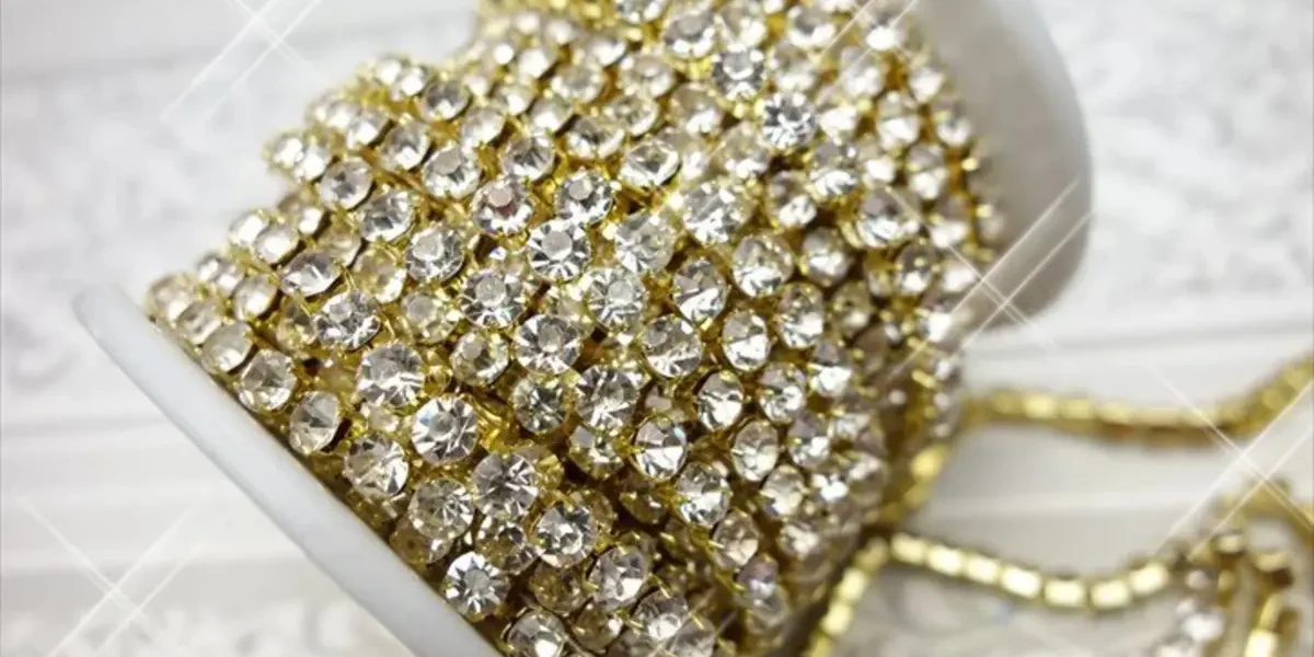 【9m巻き1,299円】高密度ラインストーンチェーンの口コミ・使い方を徹底解説｜ネイル・レジン・推し活デコに最適なダイヤレーン