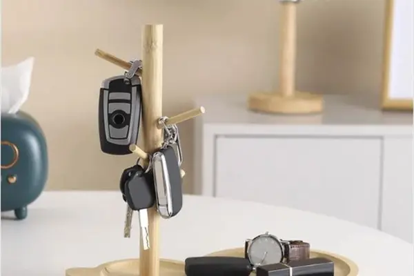 竹製キーホルダースタンド＆トレイで玄関をスッキリ整理｜おしゃれな小物収納ならコレ！