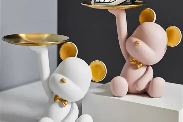 クマのトレイ置物でおしゃれに小物整理｜インテリアとして飾れる樹脂製フィギュア・ホワイトとピンク2色展開で玄関やデスクに最適