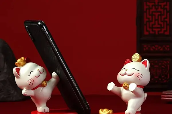 【招き猫スマホスタンド】縁起物フィギュア型スタンドでデスクをおしゃれに！iPhone・iPad・Android対応｜口コミ・レビュー