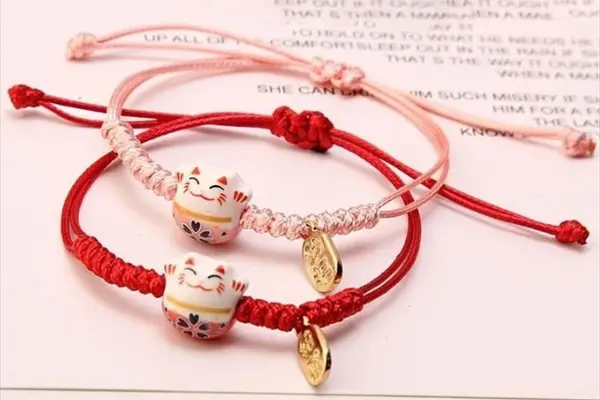 招き猫ブレスレットで運気アップ！人気の組紐アクセサリーを徹底紹介【全8色】