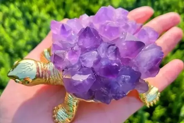 天然アメジストクラスター亀置物｜自然石と金属フレームの上質なインテリア雑貨【楽天】