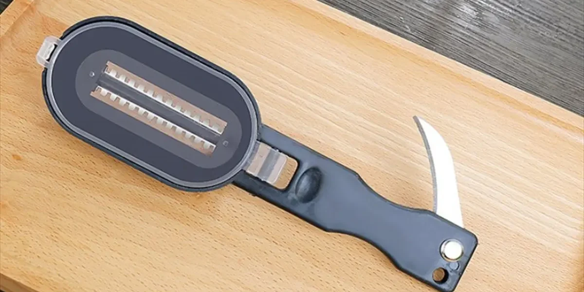 【魚料理の下ごしらえを効率化】ウロコ取り器具でキッチンを汚さず時短調理を実現｜ナイフ付き多機能ツールが798円で新登場！