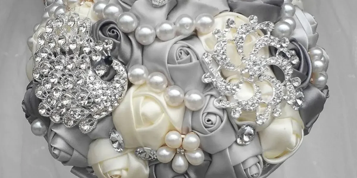 ウェディングブーケおすすめ｜ラインストーン×パールの上品な造花ブーケで華やかな結婚式・フォトウエディングを演出