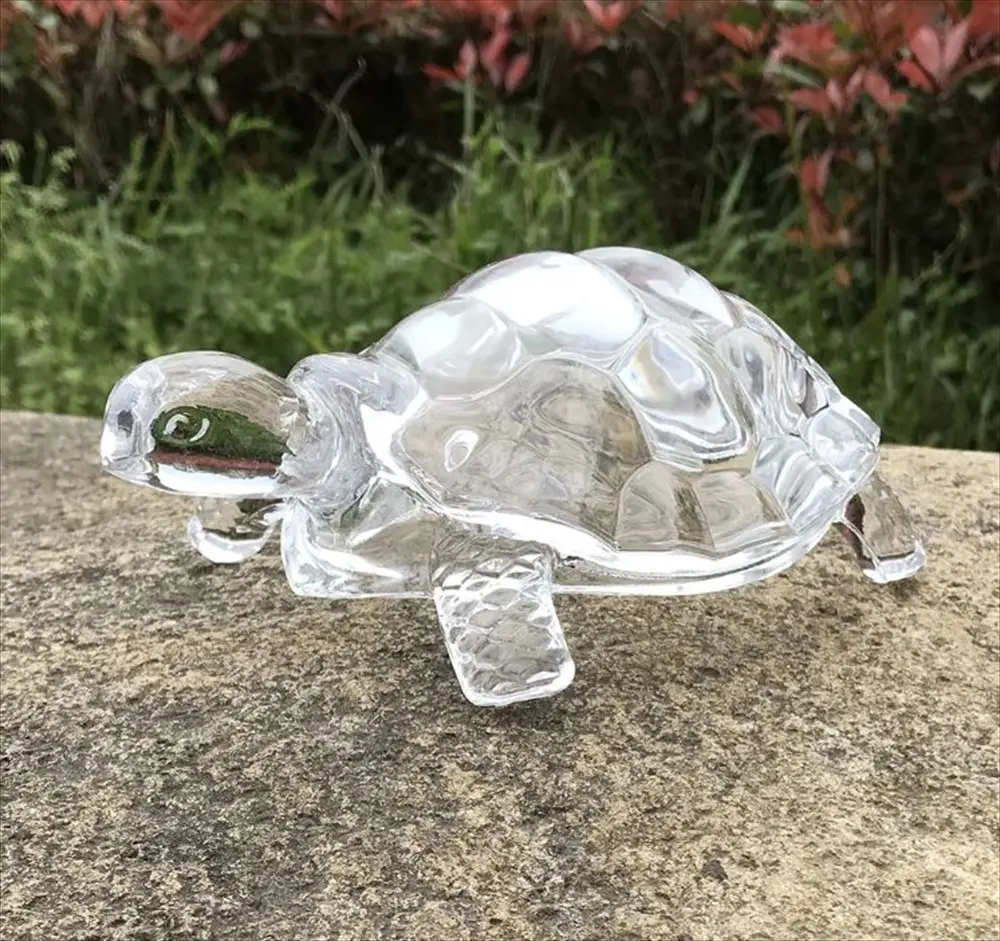 クリスタルガラス亀の置物 屋外イメージ