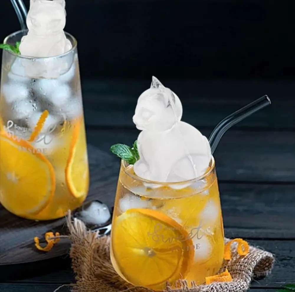 オレンジカクテルに浮かぶ猫型氷