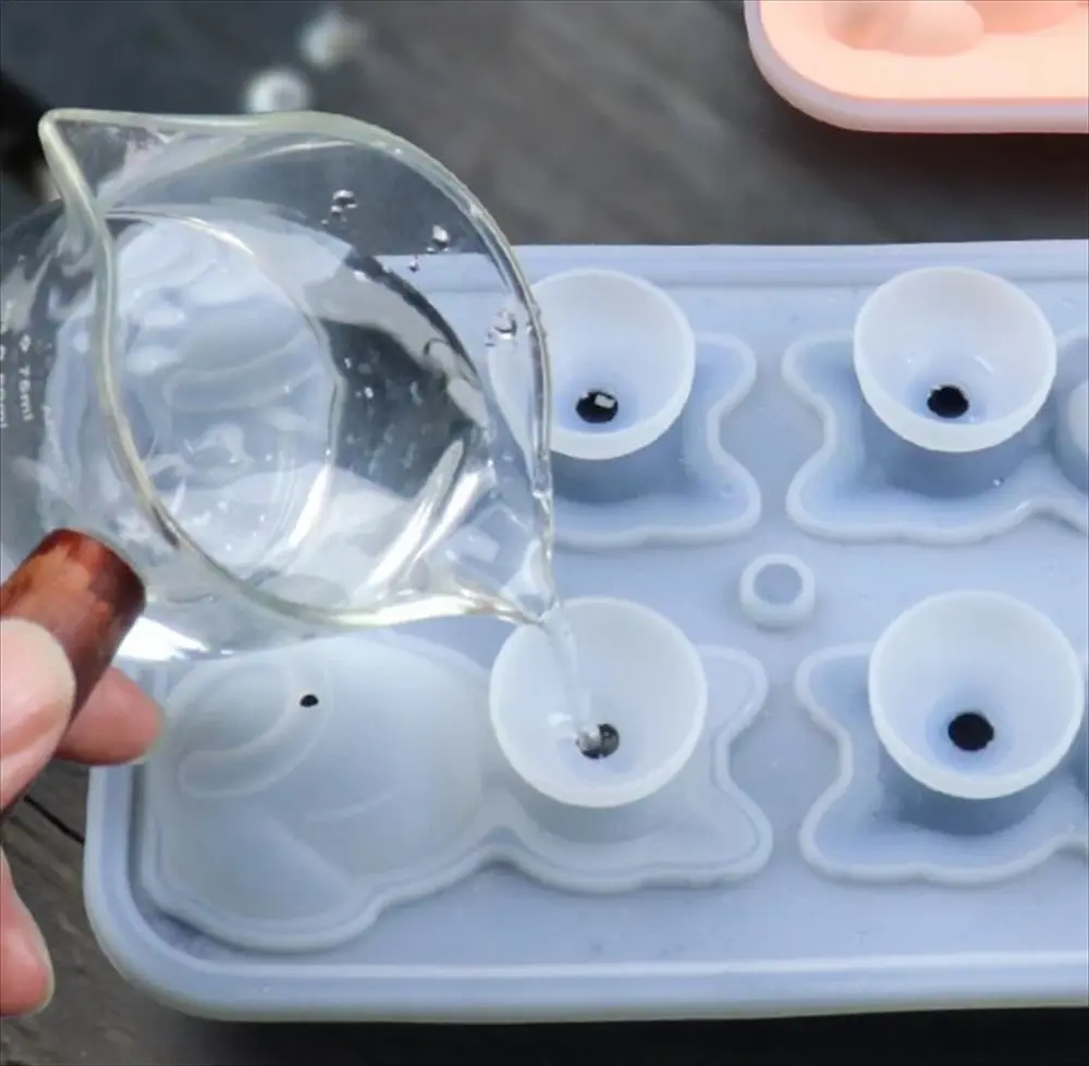 計量カップで水を注いでいる様子