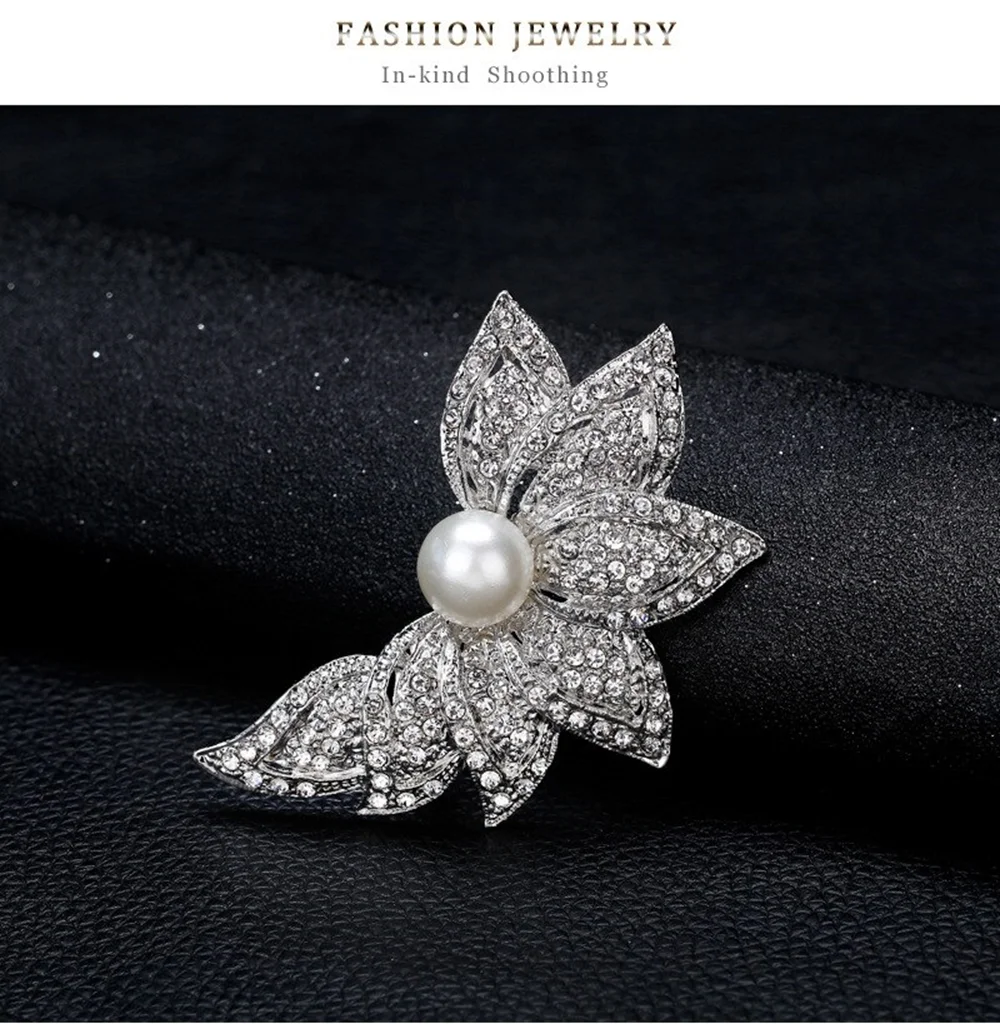 パール&ラインストーン フラワーブローチ 全体像