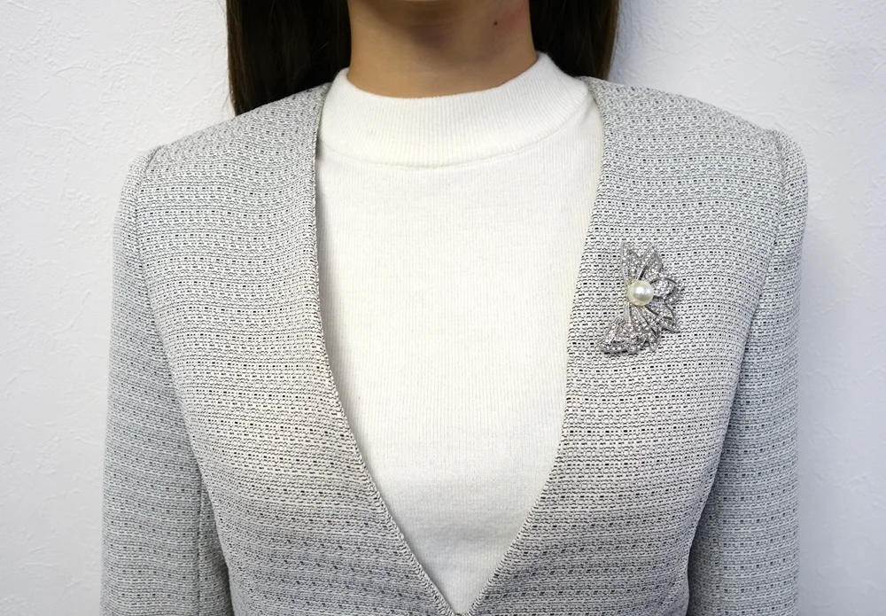 グレーのジャケットにブローチを装着した着用イメージ