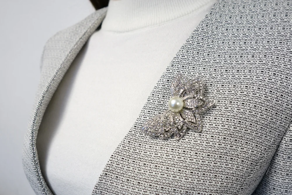 ブローチをアップで撮影した着用イメージ