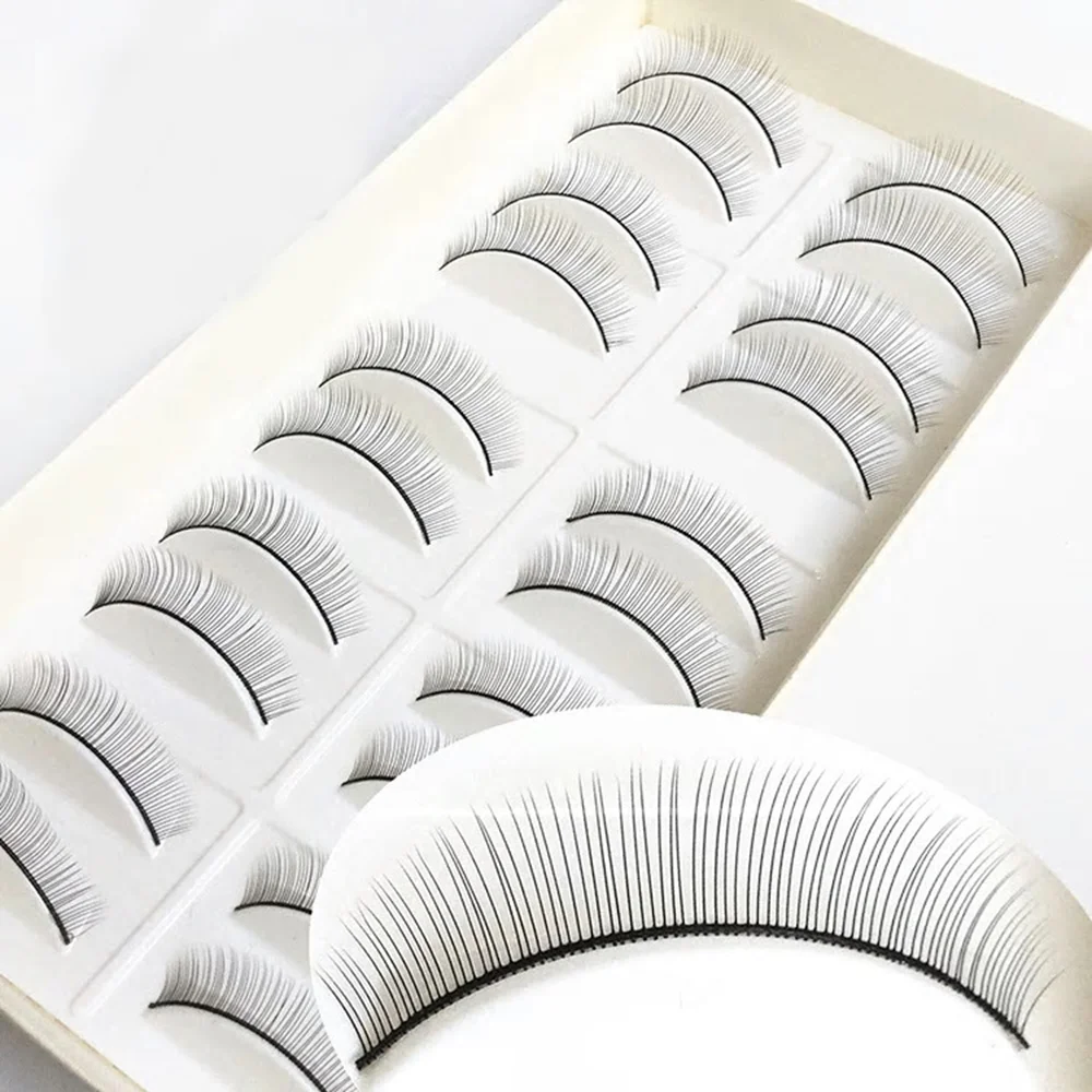 ピンセットを使ったまつげエクステ練習の様子