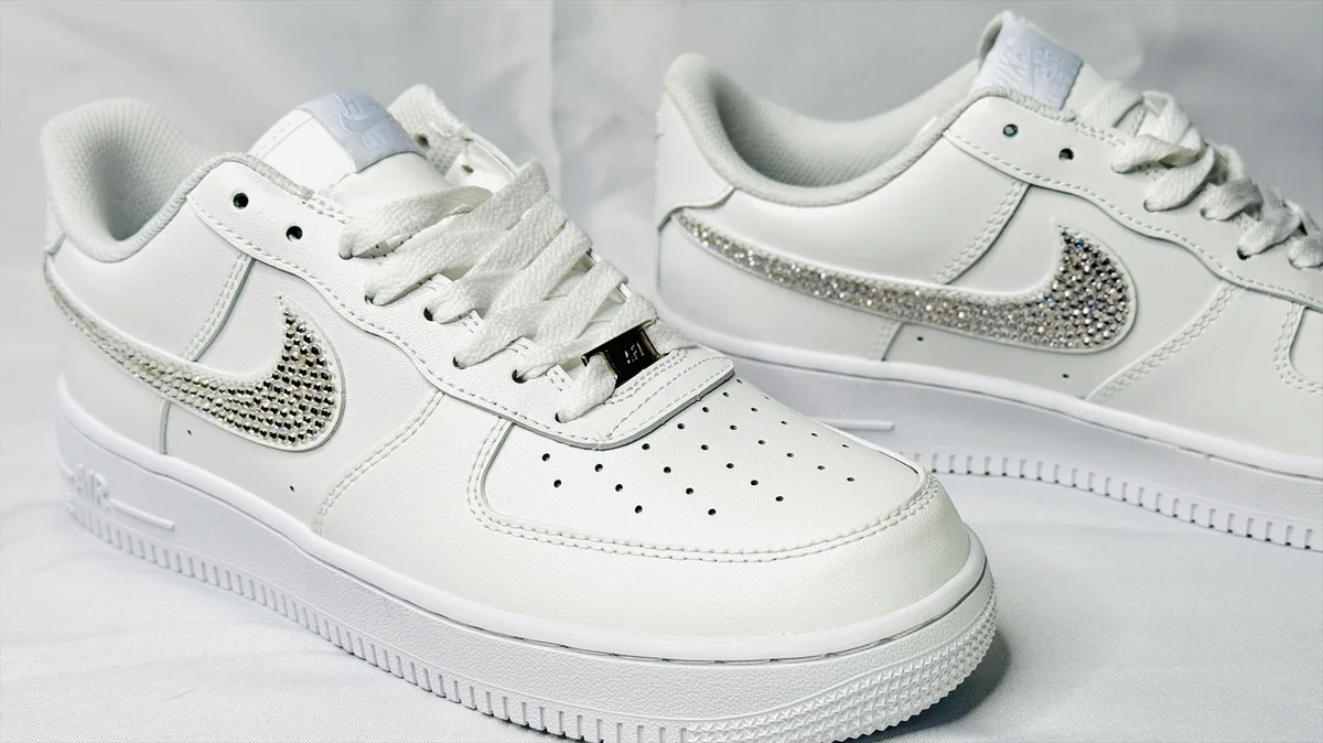 スウッシュ部分のラインストーン接写 左右比較