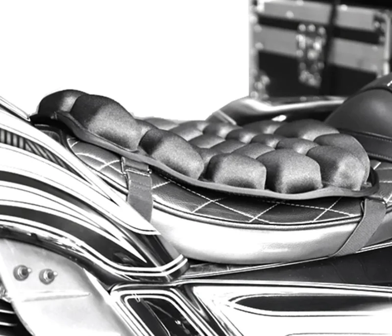 クルーザータイプのバイクシートに装着した様子