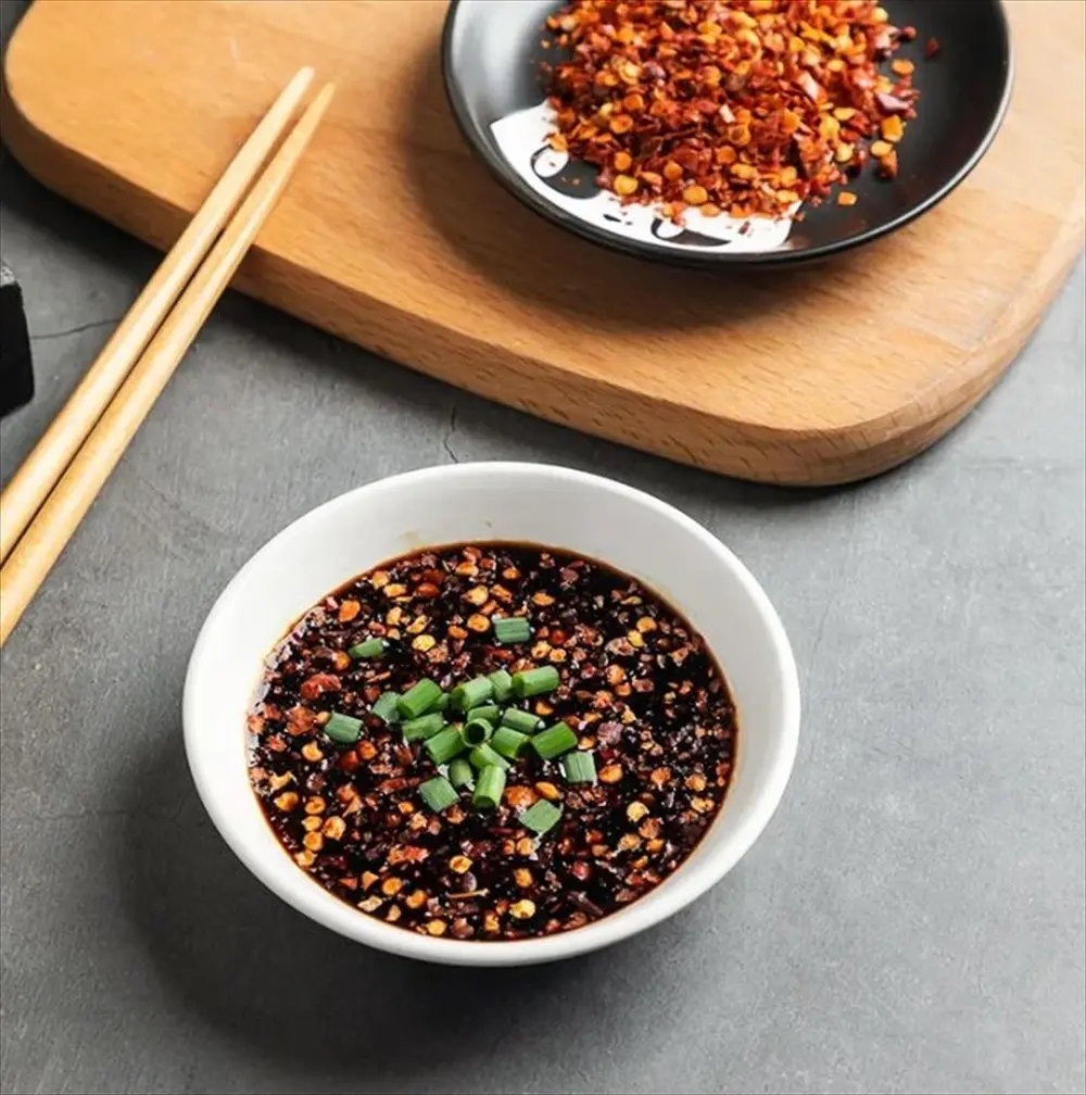 ねこ柄醤油皿 醤油を入れた使用イメージ