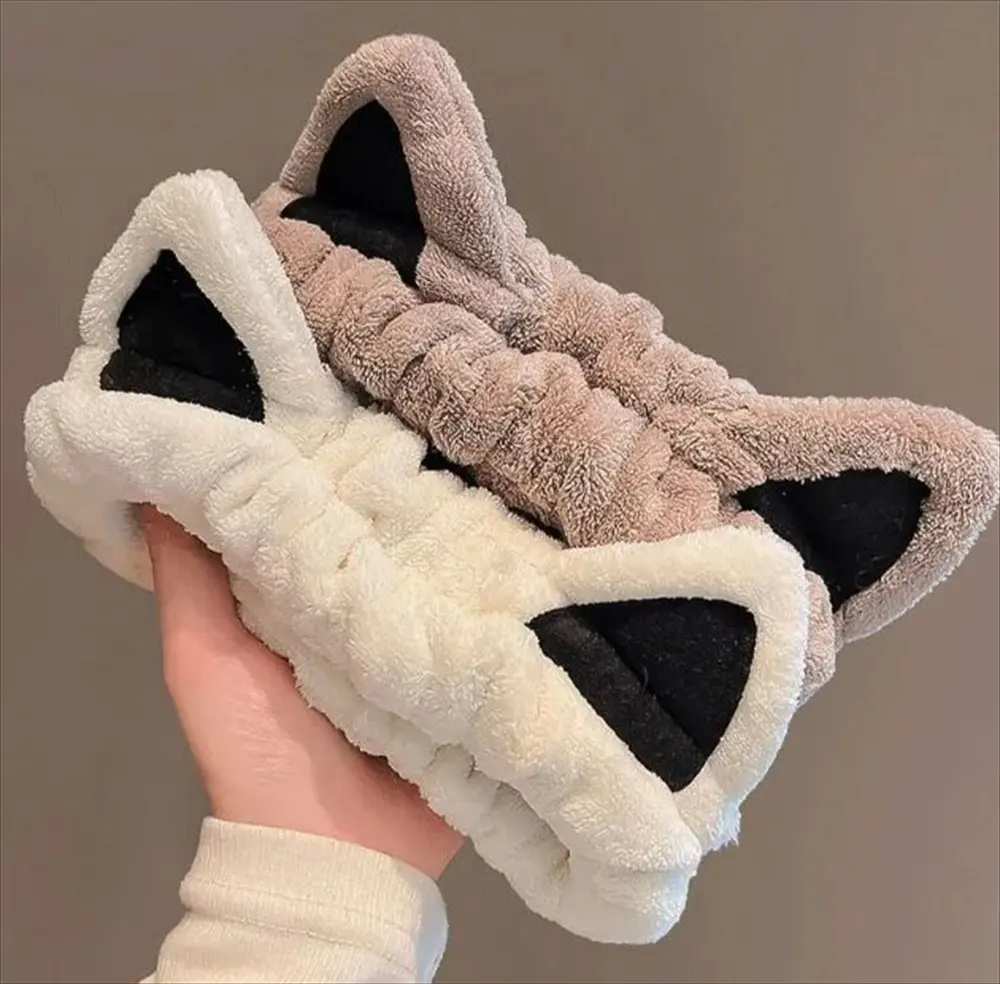 猫耳ヘアバンドを手に持ったアップ画像