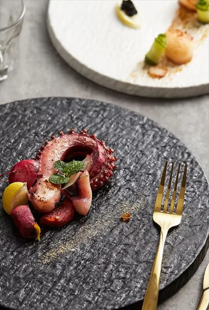 石目調プレート ブラック 料理盛り付けシーン