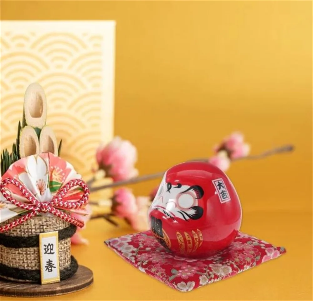 お正月の飾りとして置かれた開運だるまの置物