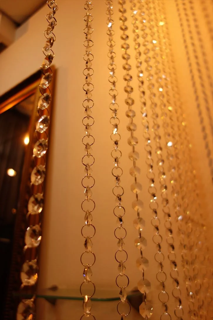 クリスタルビーズカーテン 室内での輝き
