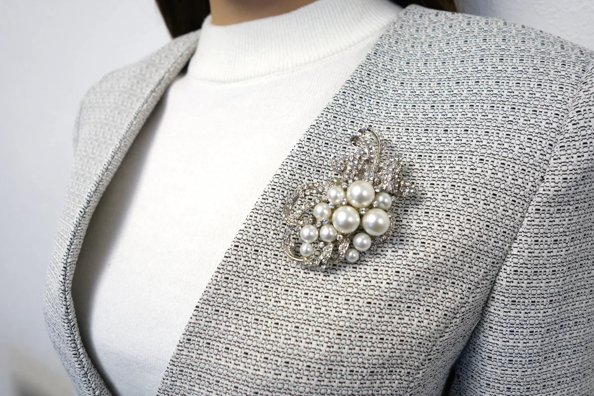パール&ラインストーンブローチ着用イメージ