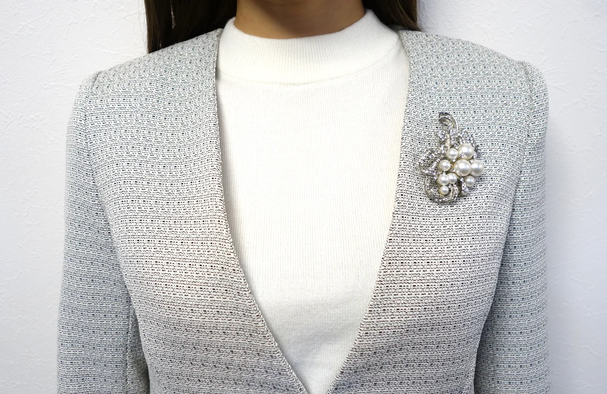 ブローチ着用全身イメージ