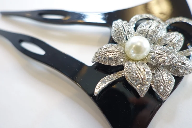 パールと花飾りのクローズアップ