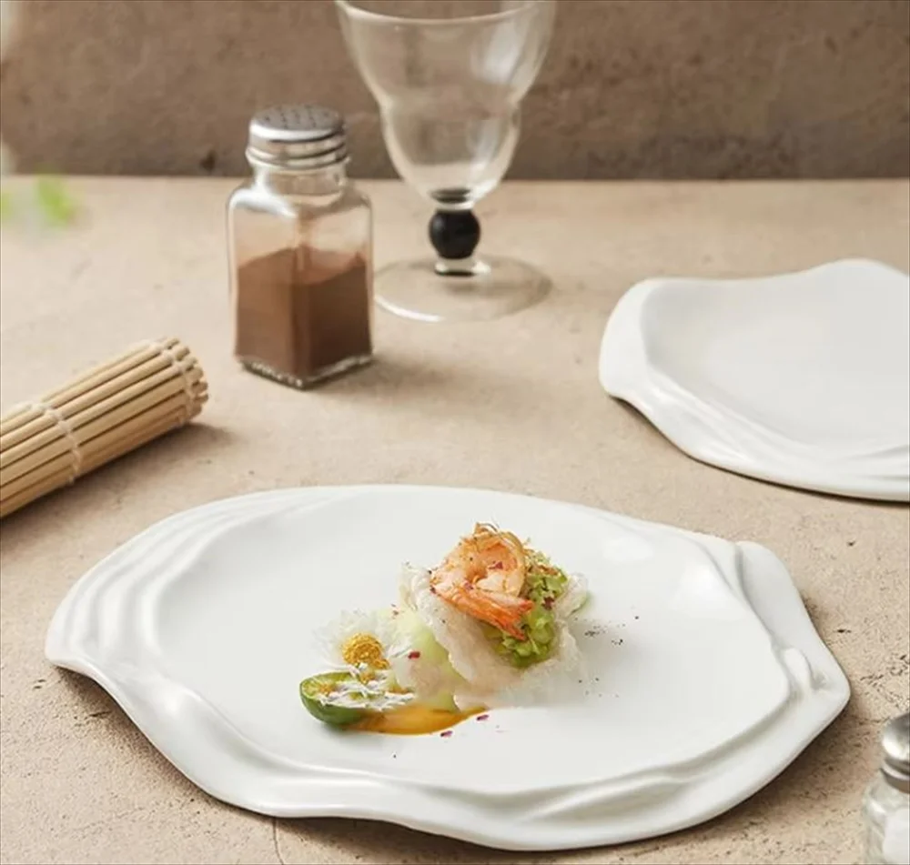 波型プレートに料理を盛り付けたスタイリング