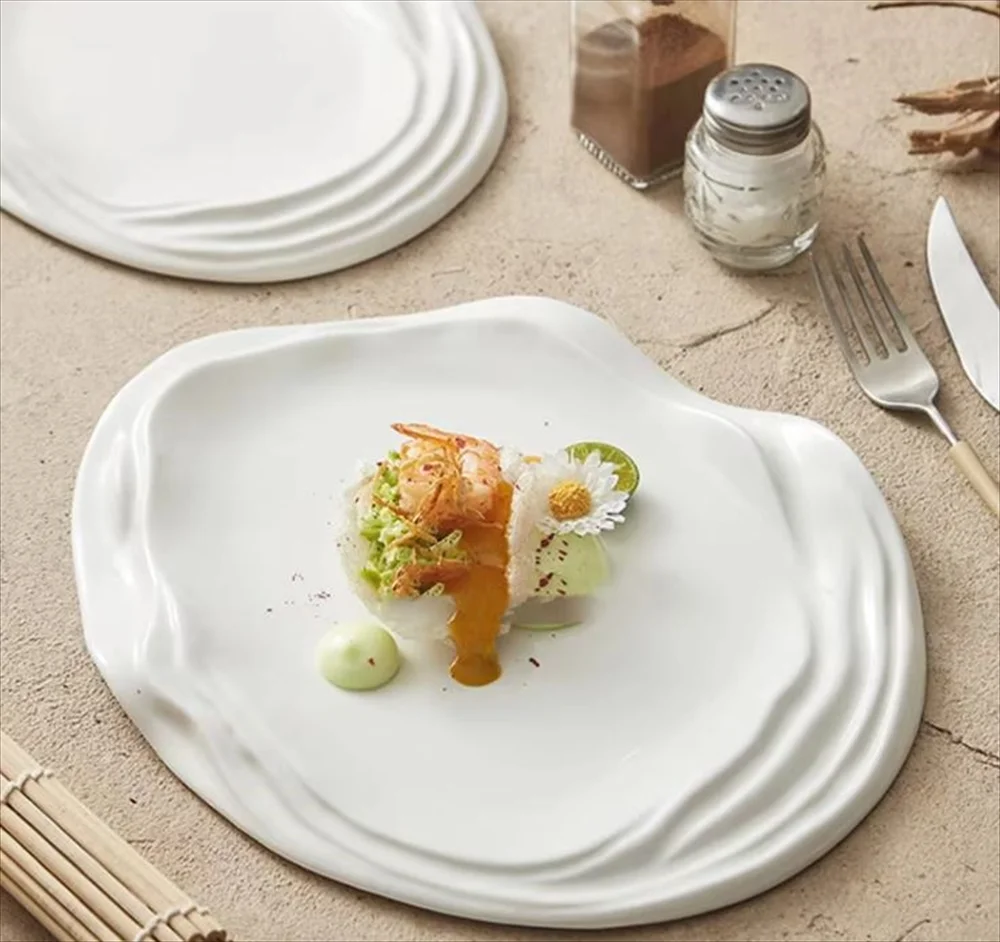 波型プレートに料理を盛り付けた使用例