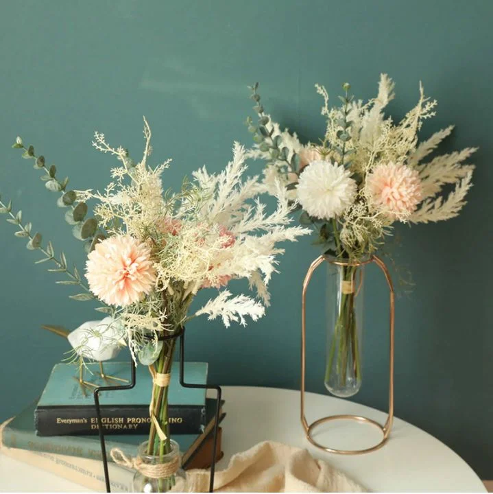 2種類のスタンドに入った造花ブーケ