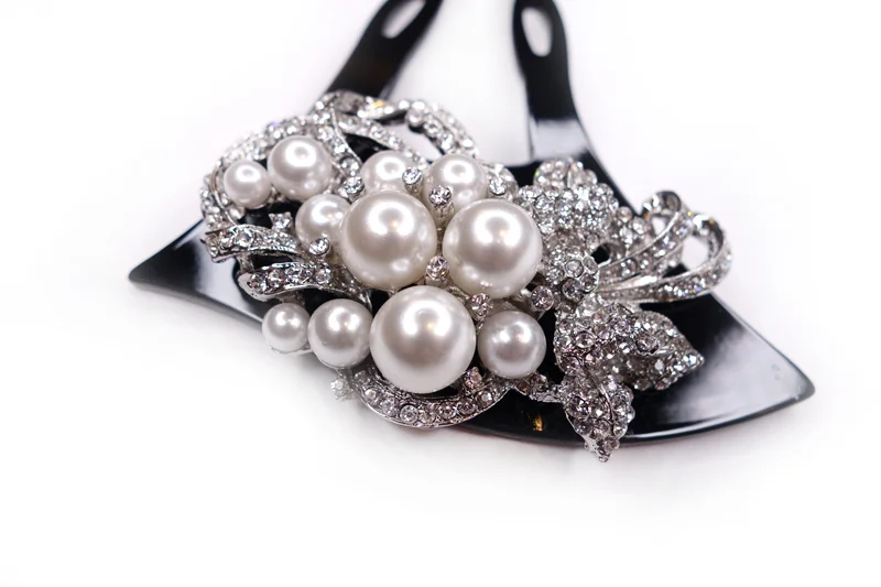 パールとラインストーンのクローズアップ
