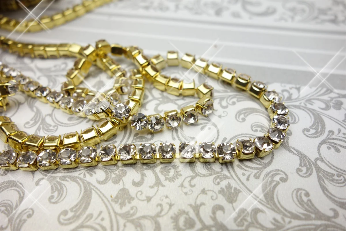 ゴールド台座 ラインストーンチェーン クローズアップ