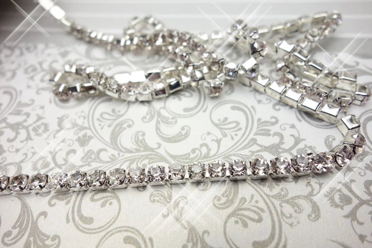 シルバー台座 ラインストーンチェーン クローズアップ