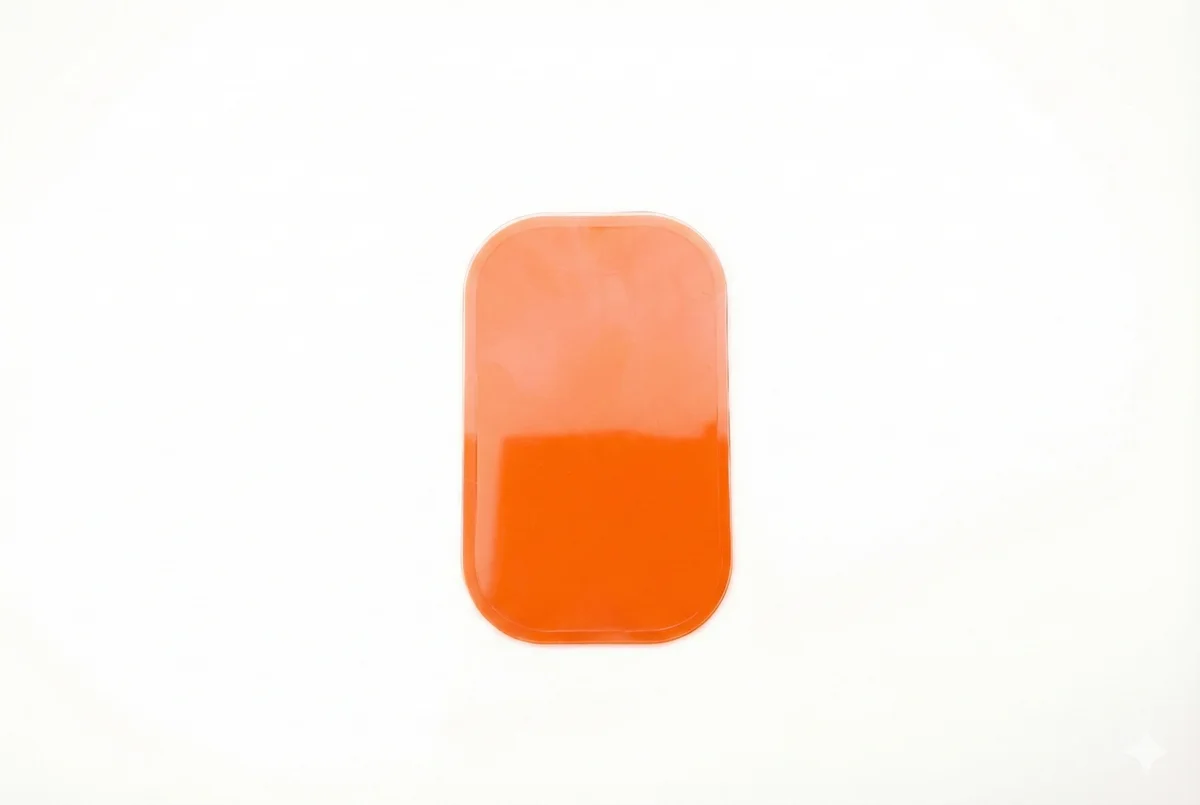 EMS機器を装着した男性トレーニング画像