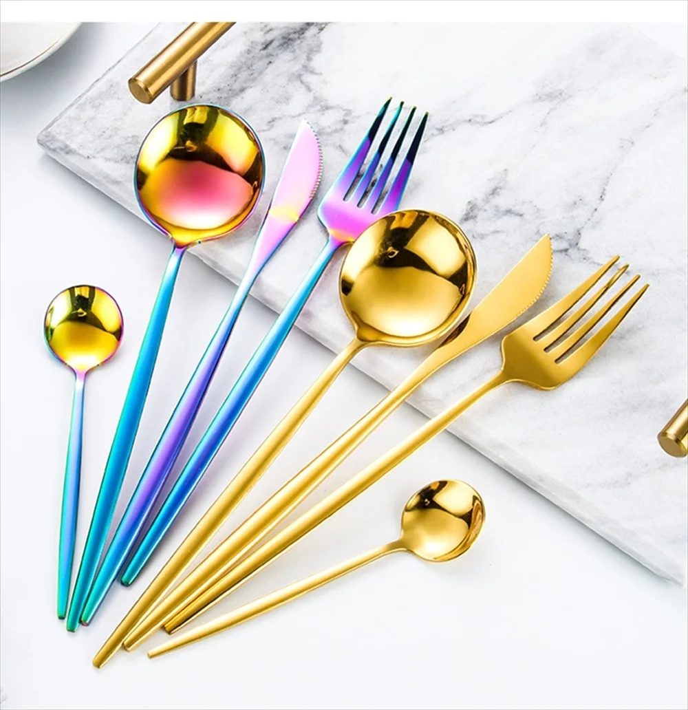 カトラリーセット レインボーカラーとゴールドカラー 大理石背景イメージ