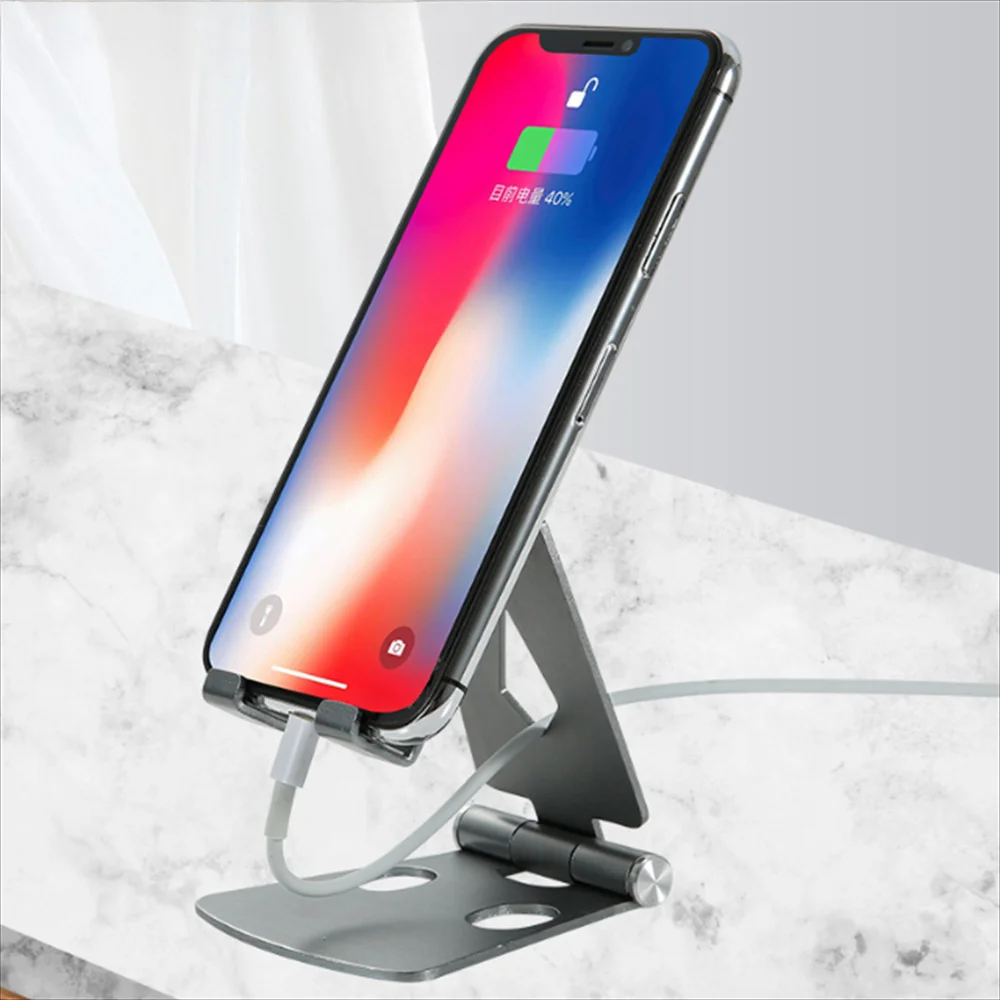 スマートフォンをスタンドにセットして充電しながら利用