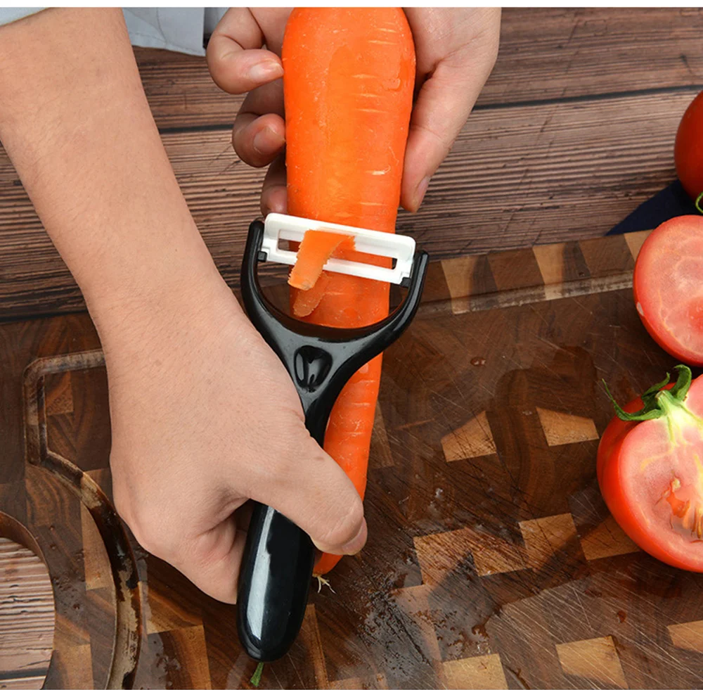 セラミックピーラーでにんじんの皮むきシーン