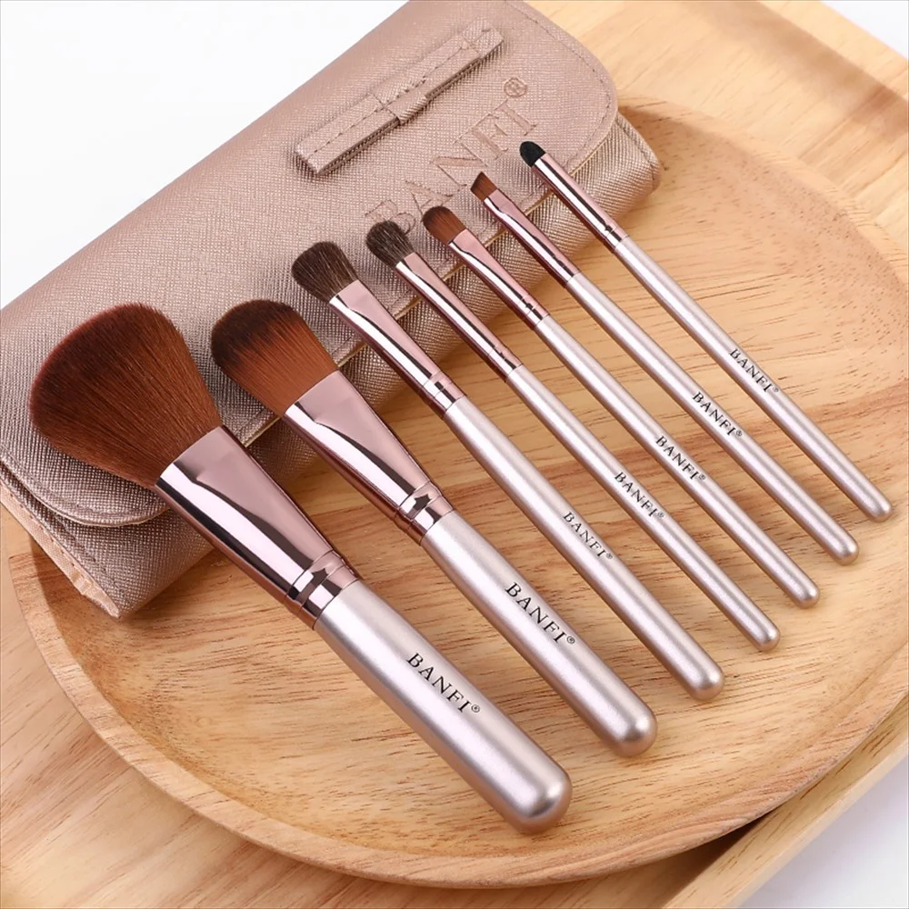 BANFIブラシセット 木製トレイに並べた様子