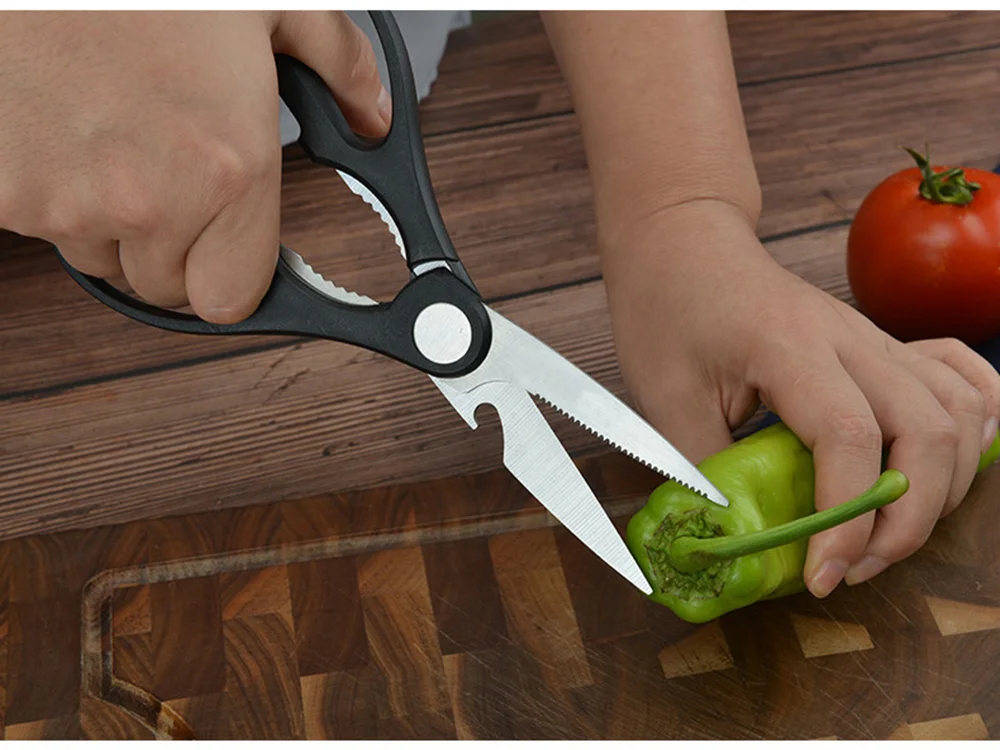 キッチンはさみでパプリカをカットするシーン