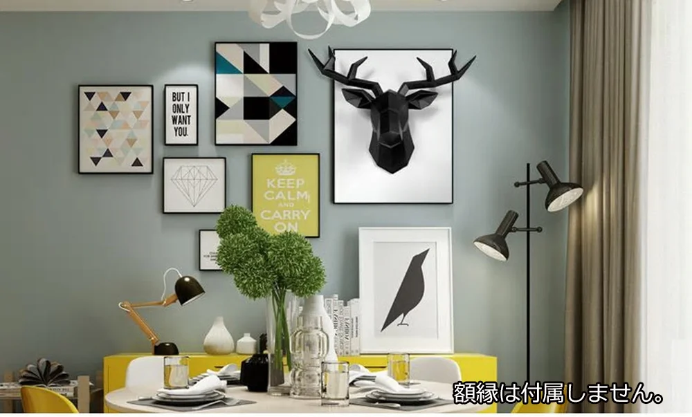 シカ頭部ウォールアート（ホワイト）をフレームと組み合わせたインテリア
