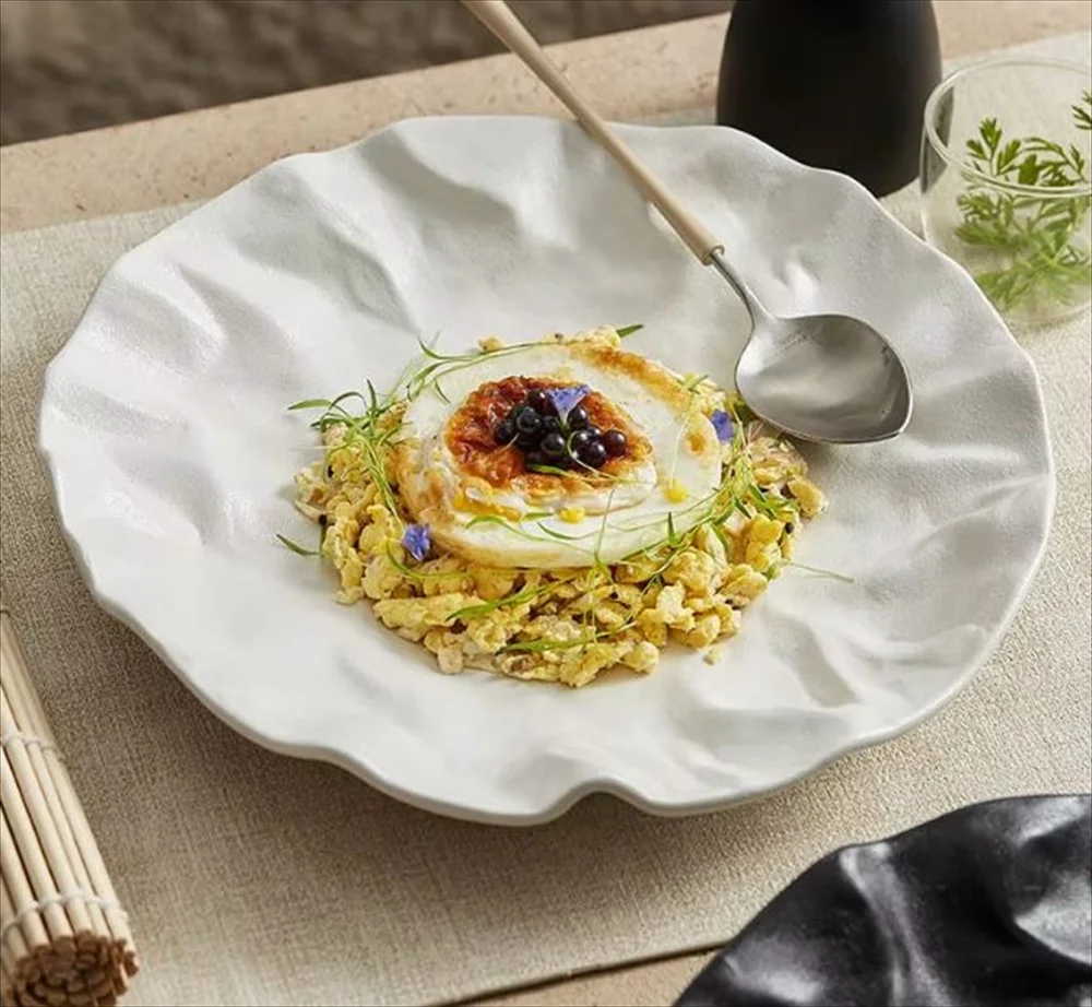 白い波型プレートの全体像