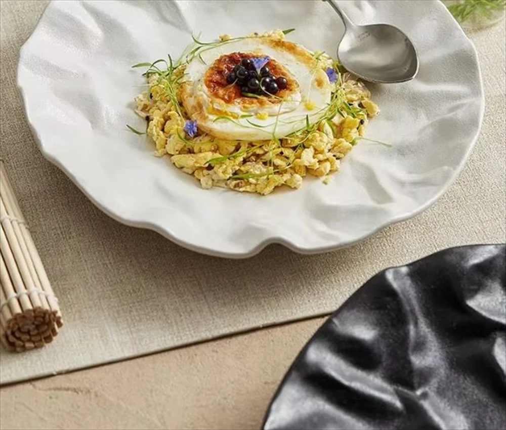 プレートに盛り付けた料理の俯瞰