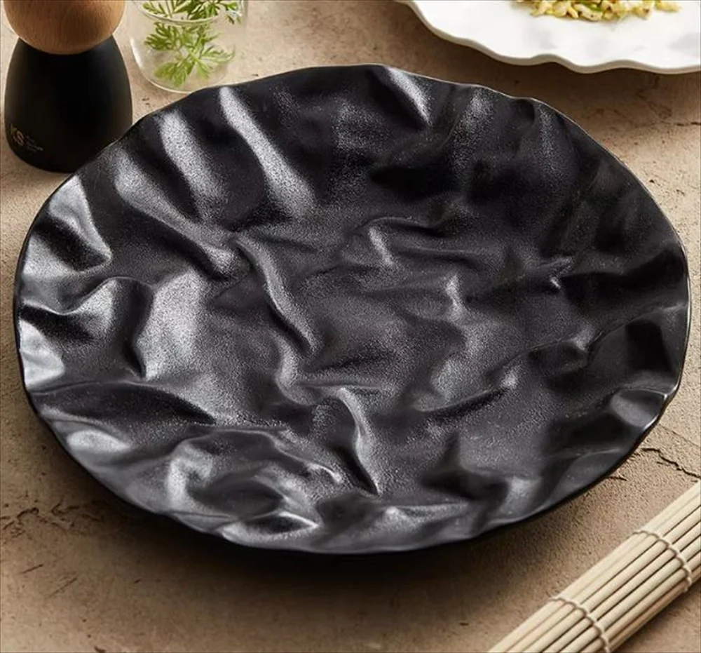 ブラックカラーのプレートと並べたテーブルコーディネート例