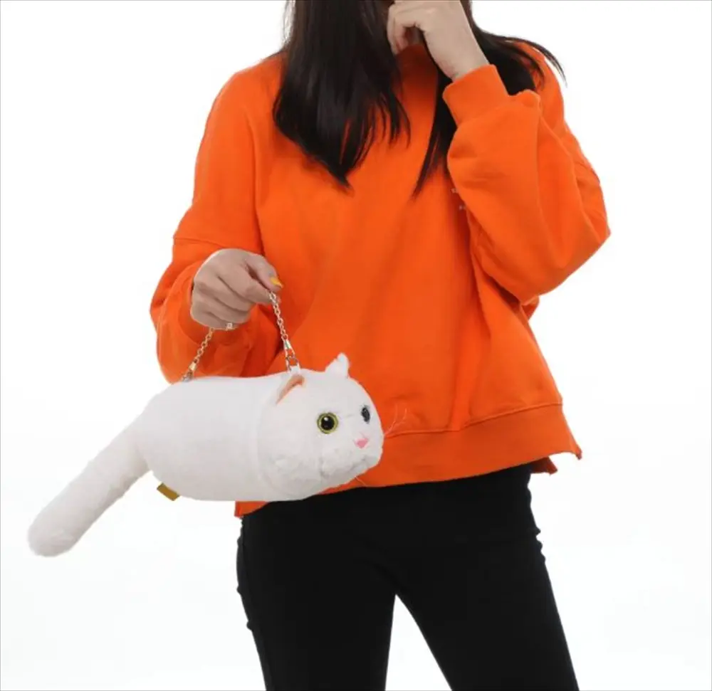 猫型ファーショルダーバッグを持つ女性
