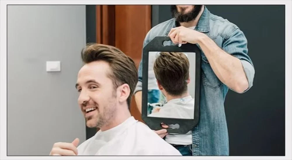 美容室でバックミラーとして使用中のスクエアハンドミラー