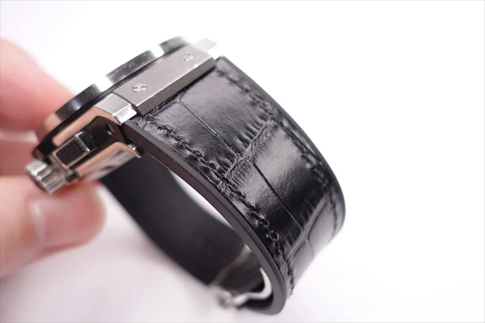 ウブロ ビッグバン44mm クロコ調ベルト装着 接続部クローズアップ