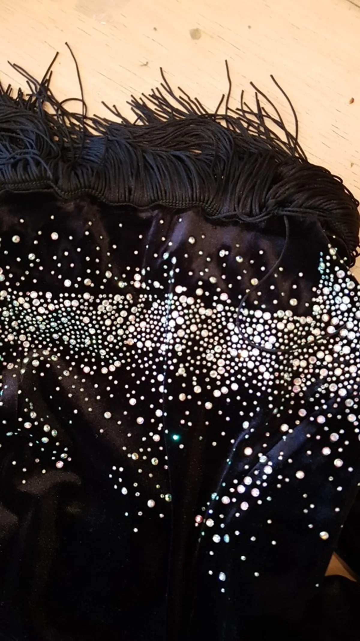 ラインストーンをサテン生地に使用した仕上がりのクローズアップ