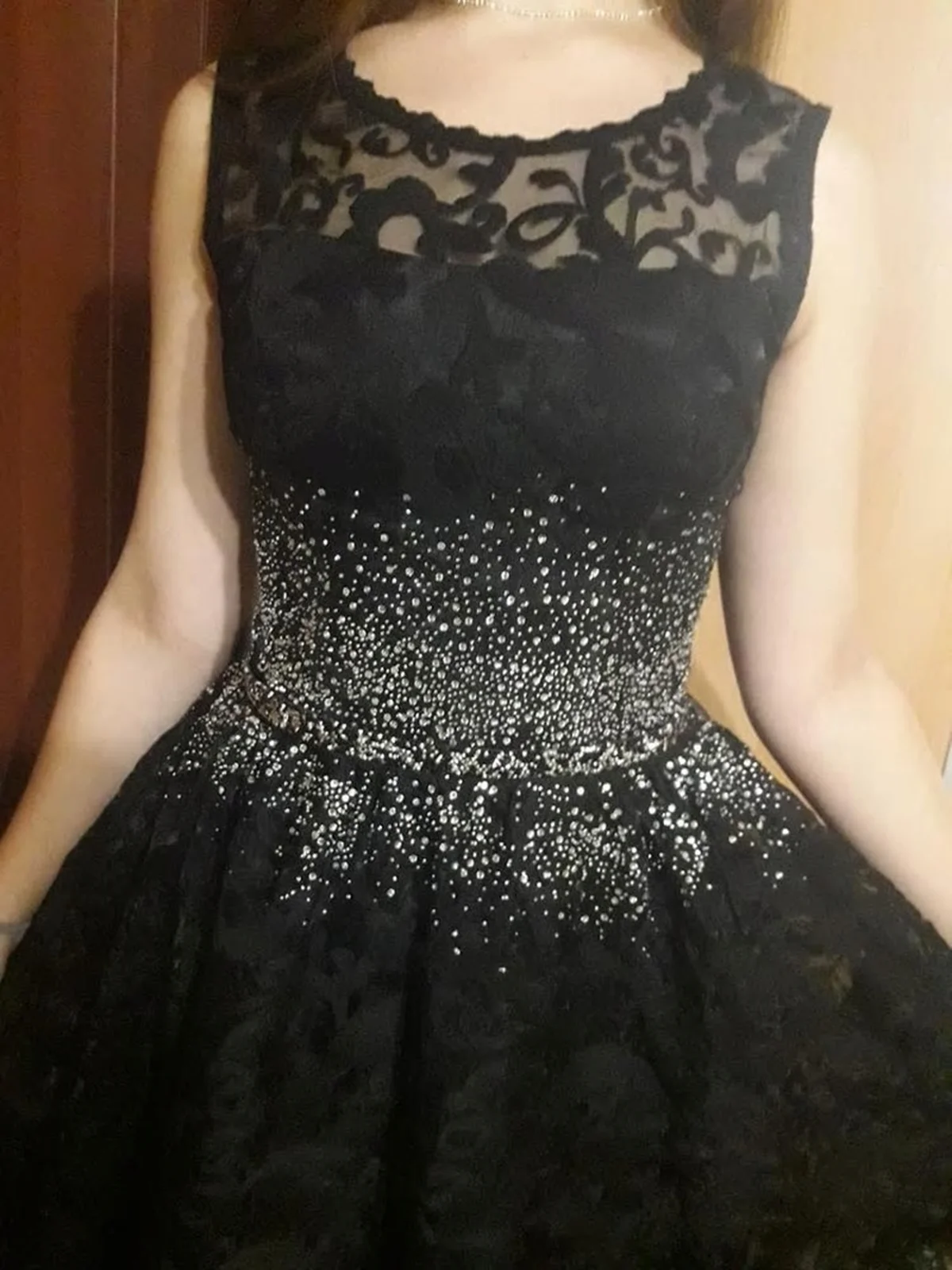 ラインストーンシートをドレスのウエスト部分に使用した着用イメージ