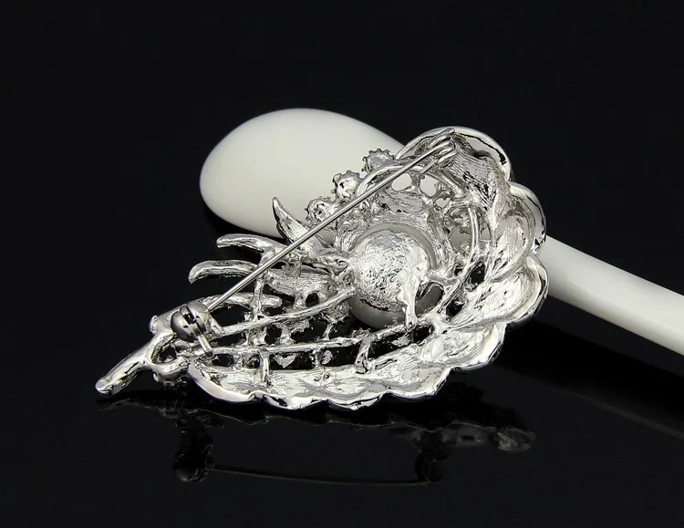 ブローチの裏面。ピン式の留め具