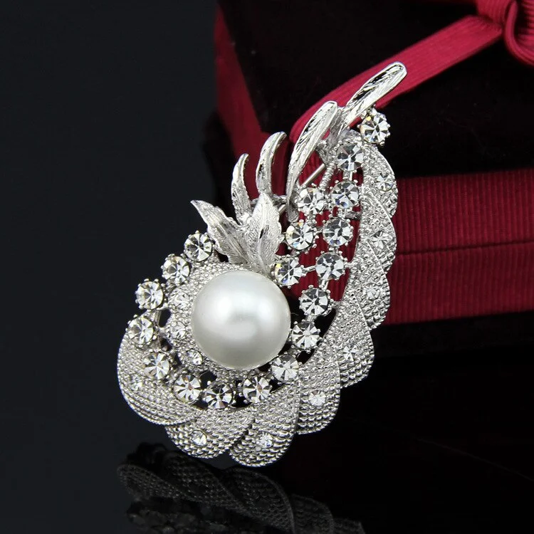 ブローチ正面。フェザーデザインとパール・ラインストーンの配置がわかる